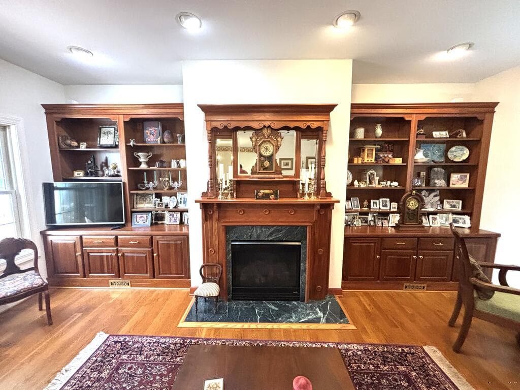 Den with built-ins and gas log FP