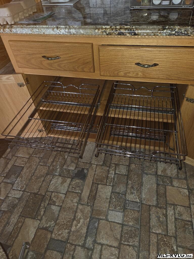 KICTHEN CABINET ROOL OUT