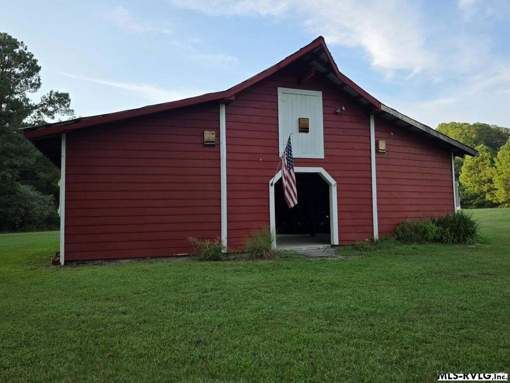 Community Barn - 1683 Merifield Dr, Clarksville VA 23927, Clarksville