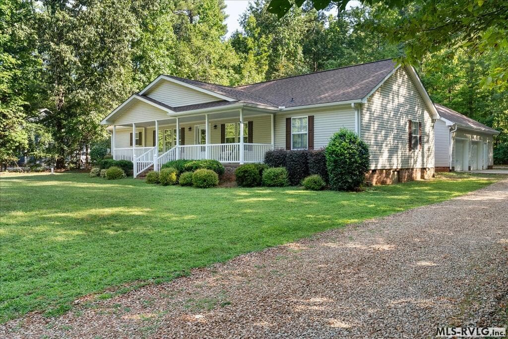 124 Lakeview Drive, Bracey VA 23919