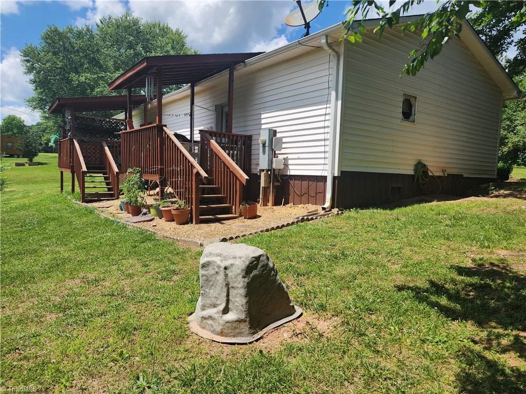 Manufactured Home at 5249 Forbush Road, East Bend NC 27018, photo 13 of 15