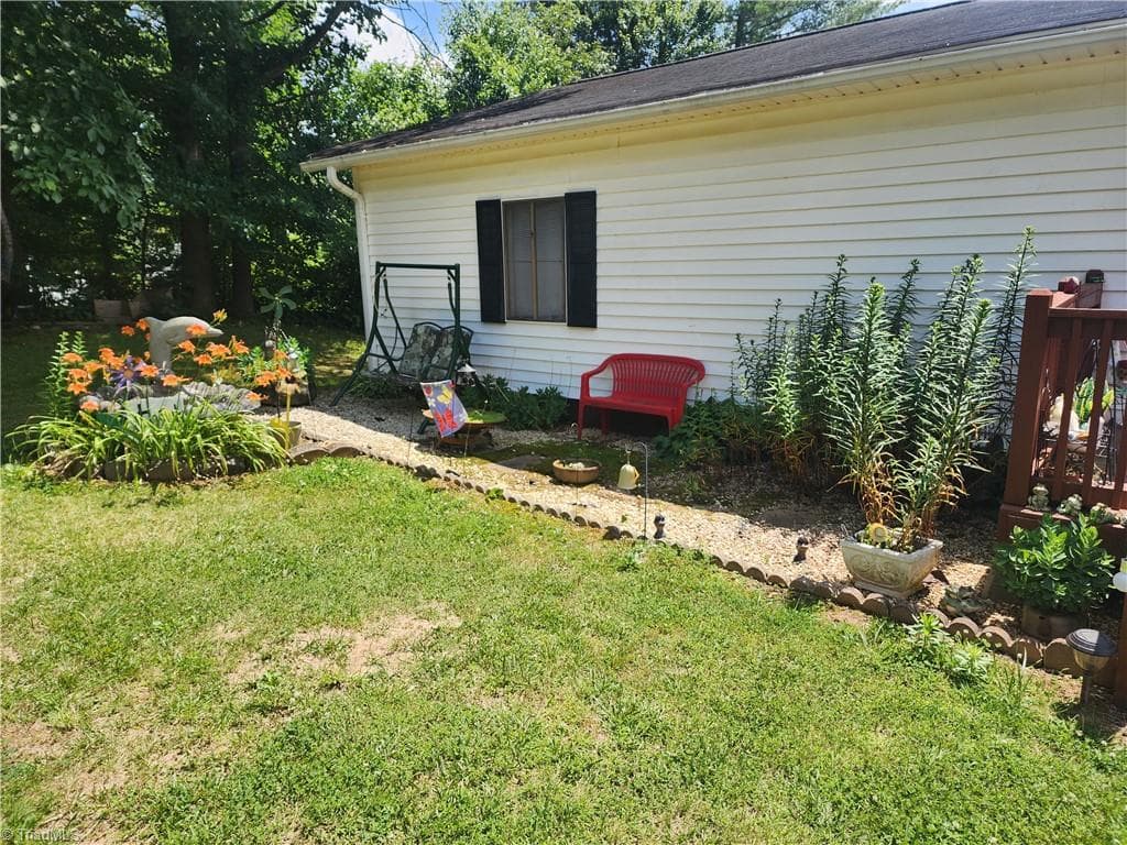 Manufactured Home at 5249 Forbush Road, East Bend NC 27018, photo 4 of 15