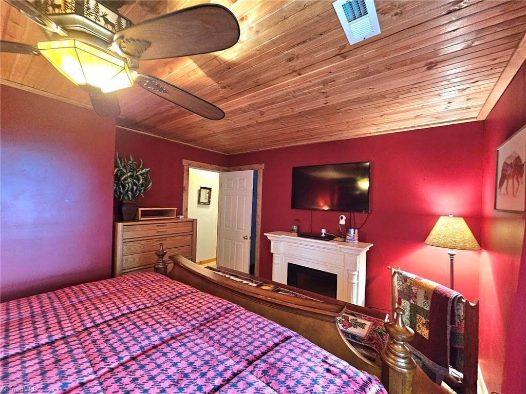 Stick/Site Built at 582 Deer Crossing Lane, Lenoir NC 28645, photo 32 of 48