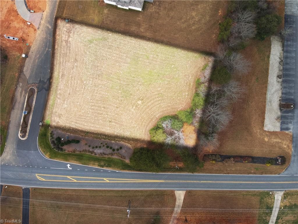 Single Family Residence at 1000 Old Hickory Court, Summerfield NC 27455, photo 4 of 8