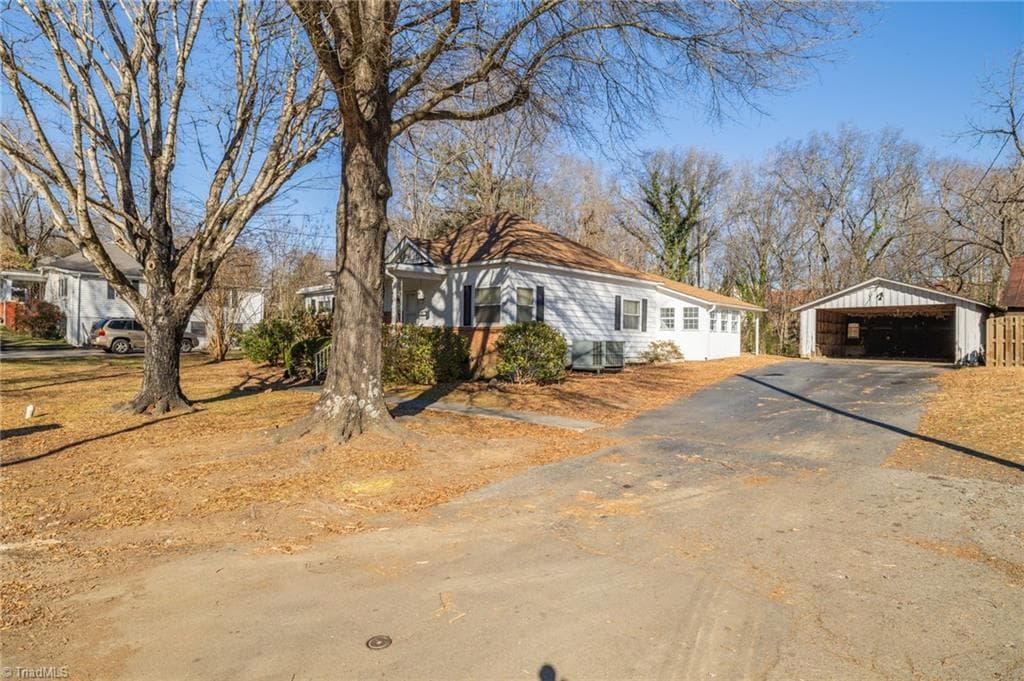 Stick/Site Built at 814 Martin Street, Eden NC 27288, photo 4 of 34