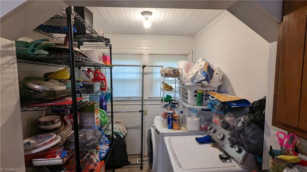 Large laundry room with plenty of storage room - 463 Glovinia Street, Asheboro NC 27203, Asheboro