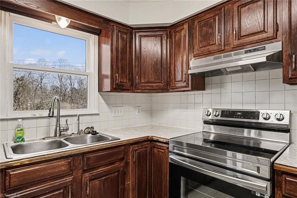Stick/Site Built at 3226 Derby Circle, High Point NC 27265, photo 10 of 22
