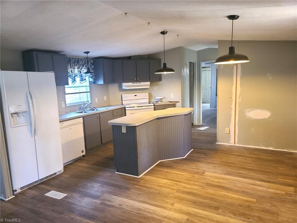 Manufactured Home at 308 Clara Hill Lane, Lexington NC 27292, photo 2 of 18