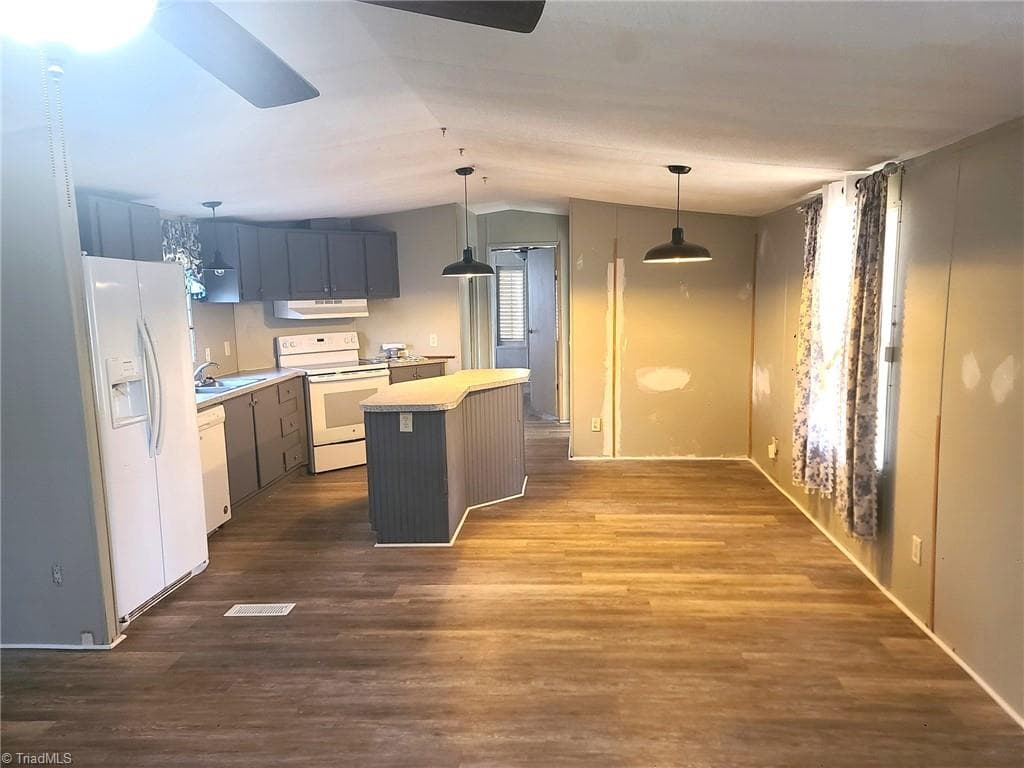 Manufactured Home at 308 Clara Hill Lane, Lexington NC 27292, photo 3 of 18