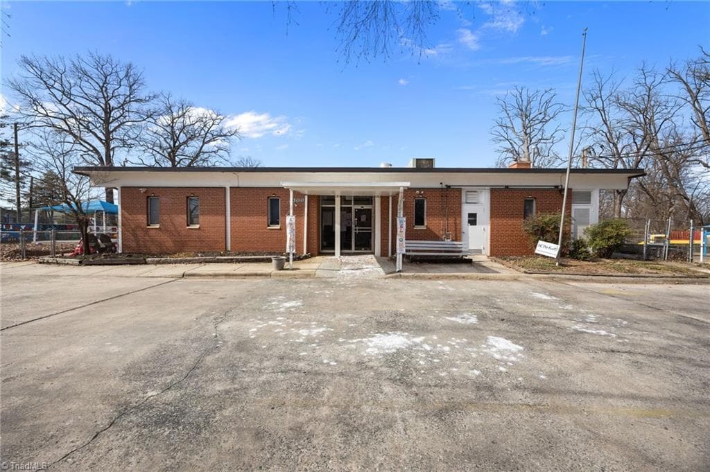 Remarks at 2300 Spring Garden Street, Greensboro NC 27403, Greensboro, photo 5 of 100