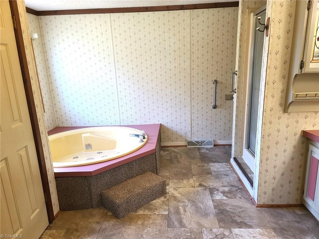 Manufactured Home at 220 Joyner Circle, Rural Hall NC 27045, photo 10 of 29
