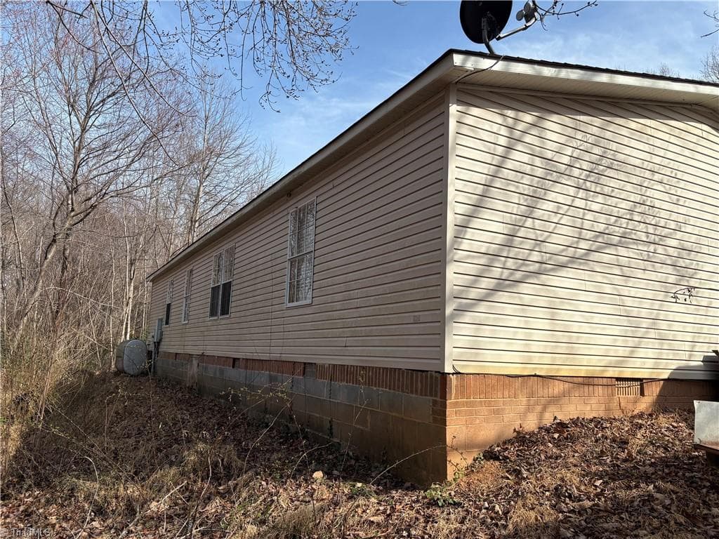 Manufactured Home at 125 Maple Hollow Road, Mount Airy NC 27030, photo 3 of 20