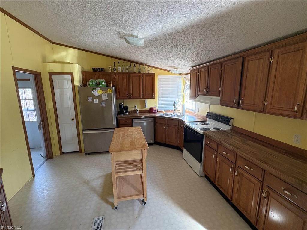 Manufactured Home at 125 Maple Hollow Road, Mount Airy NC 27030, photo 5 of 20