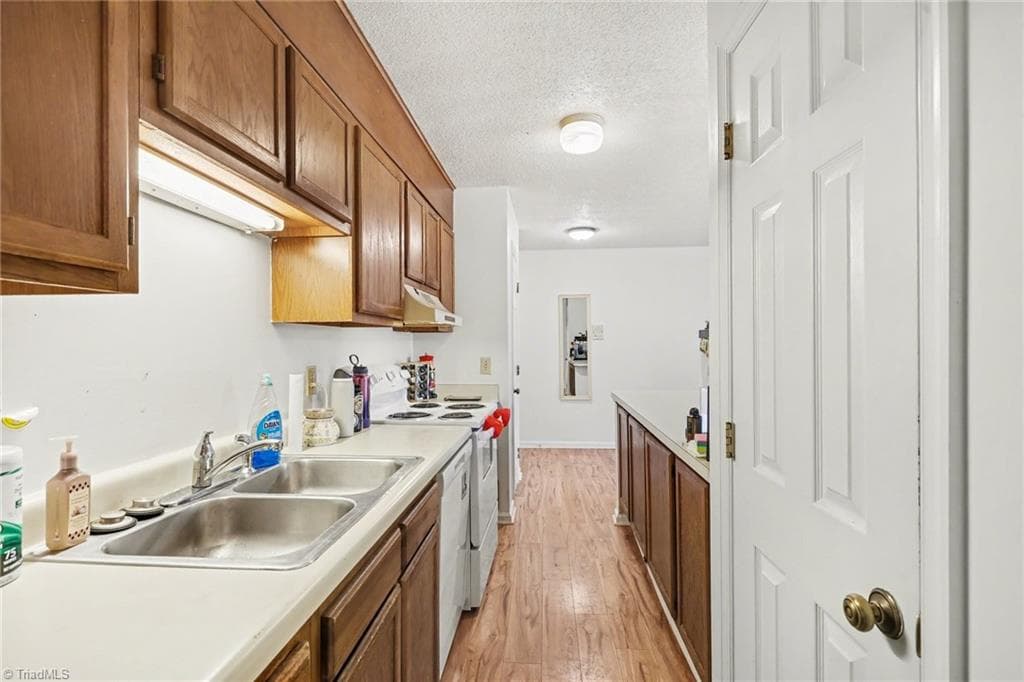 Kitchen - 2326 W Vandalia Road # B, Greensboro NC 27407, Greensboro