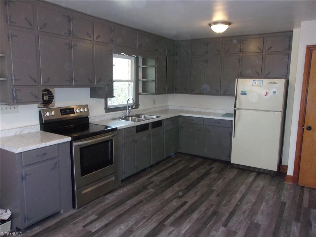 Stick/Site Built at 412 Peace Street, High Point NC 27262, photo 16 of 37