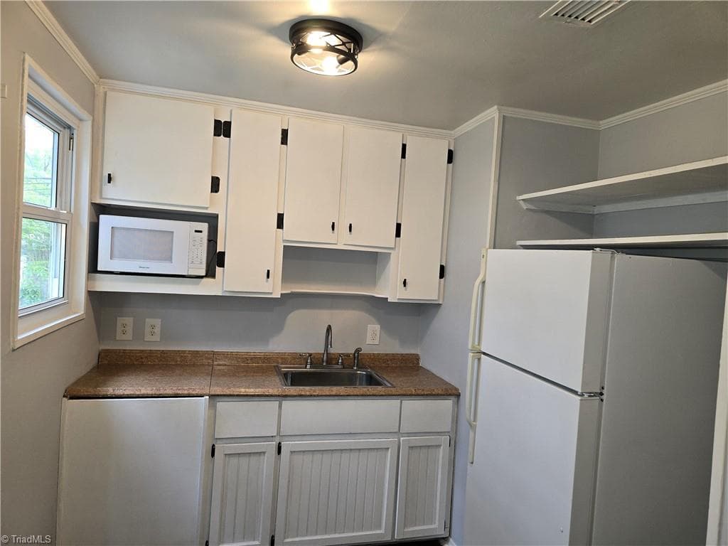 Stick/Site Built at 1846 Villa Drive, Greensboro NC 27403, photo 10 of 32
