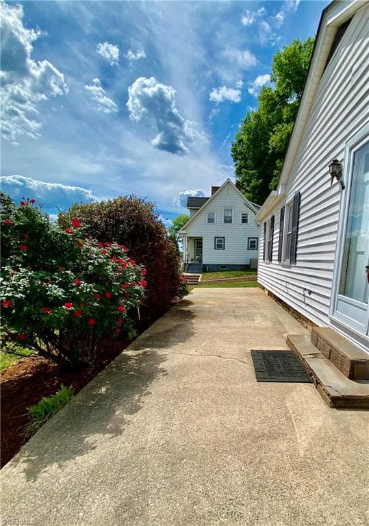 Private front patio - 500 W Main Street, Wilkesboro NC 28697, Wilkesboro