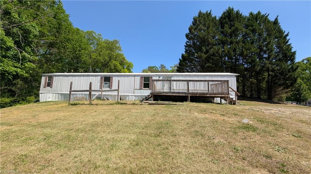 Manufactured Home at 4471 Ben Lane, Walkertown NC 27051, photo 2 of 10