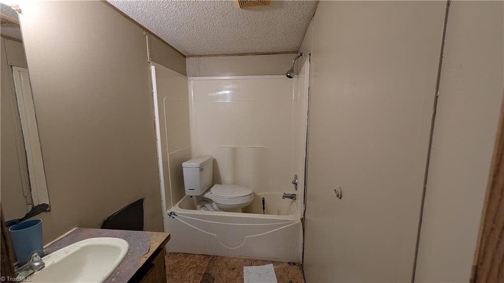 Manufactured Home at 4471 Ben Lane, Walkertown NC 27051, photo 7 of 10
