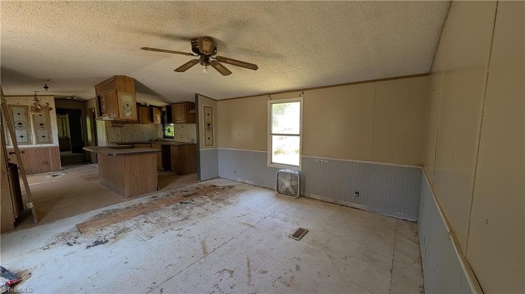 Manufactured Home at 4471 Ben Lane, Walkertown NC 27051, photo 3 of 10