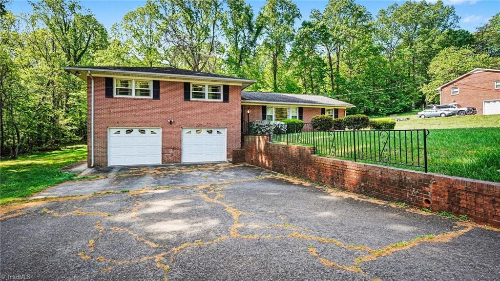 Stick/Site Built at 405 Mayfair Drive, Winston-Salem NC 27105, Winston-Salem, photo 2 of 36