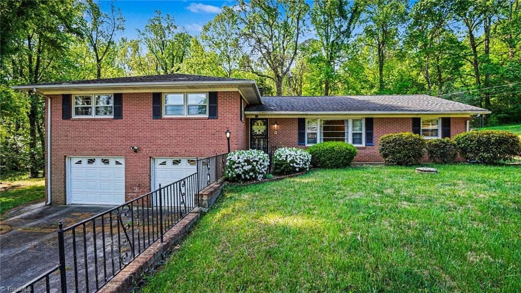 Stick/Site Built at 405 Mayfair Drive, Winston-Salem NC 27105, Winston-Salem, photo 3 of 36