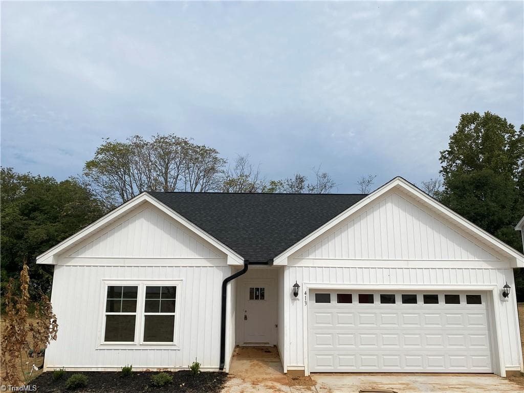 413 E Lee Avenue, Yadkinville NC 27055