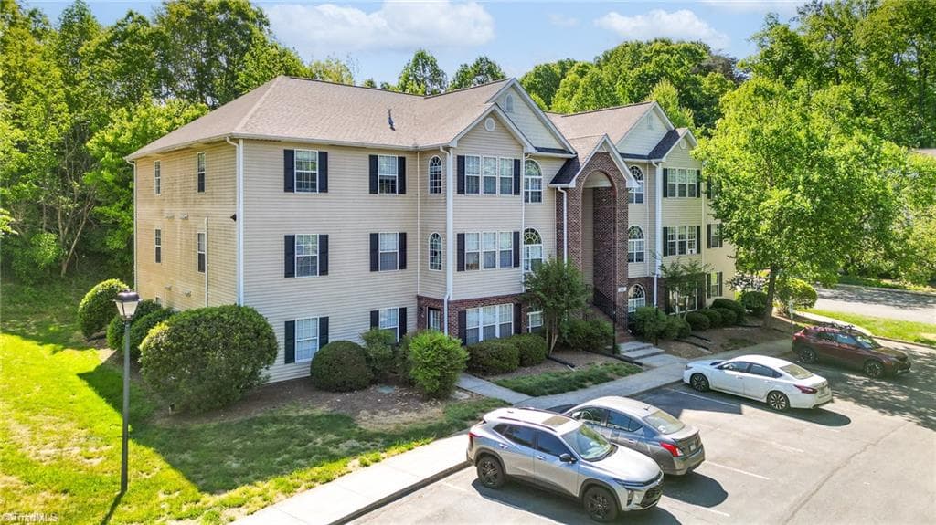 Stick/Site Built at 323 Ivy Glen Court, Winston-Salem NC 27127, Winston-Salem, photo 2 of 26