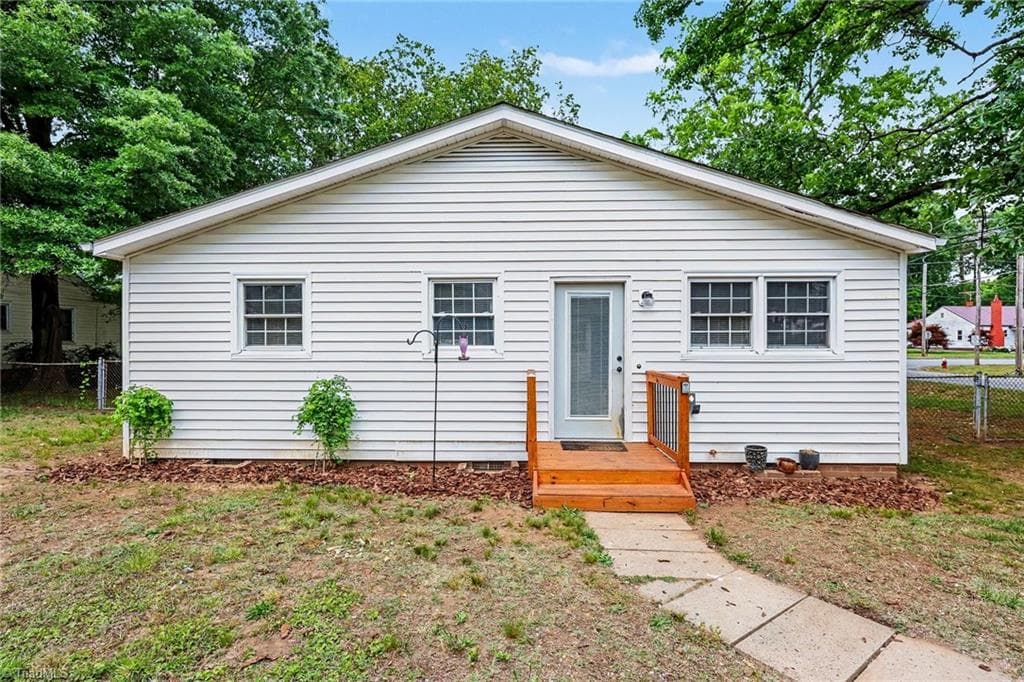 Stick/Site Built at 2201 Edgewood Drive, High Point NC 27262, photo 17 of 28