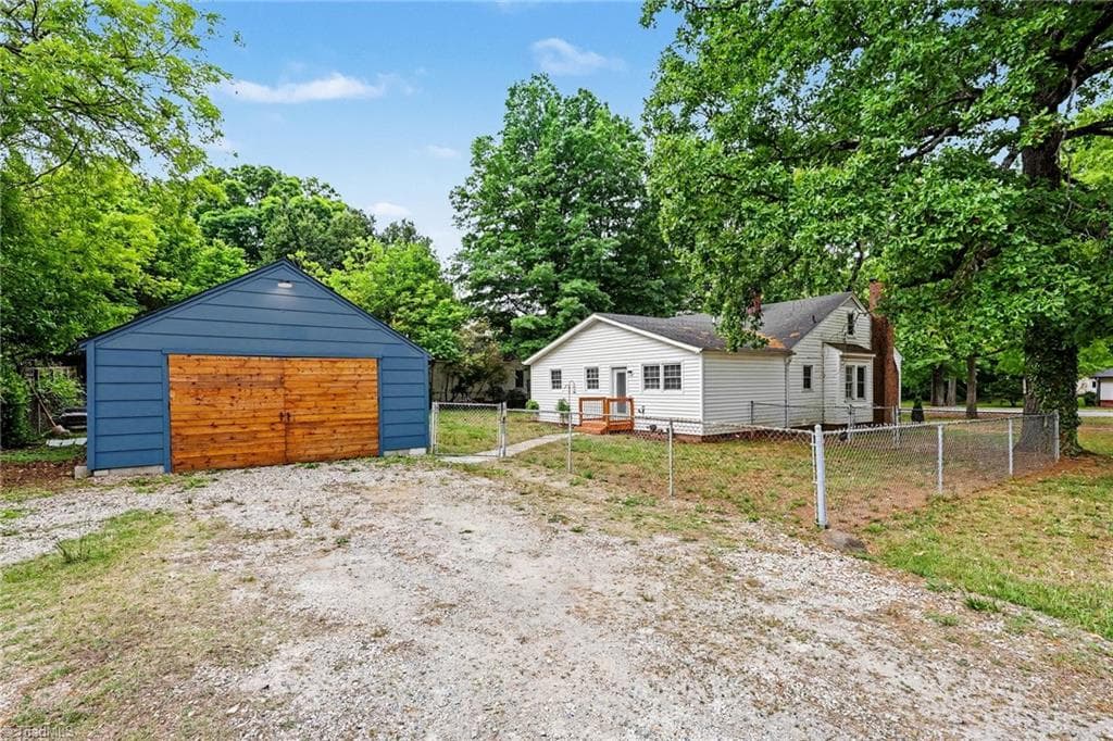 Stick/Site Built at 2201 Edgewood Drive, High Point NC 27262, photo 18 of 28