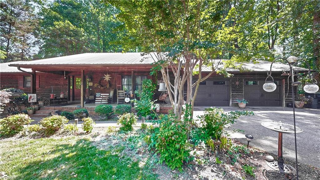Stick/Site Built at 859 Lakeview Drive, Thomasville NC 27360, photo 2 of 39