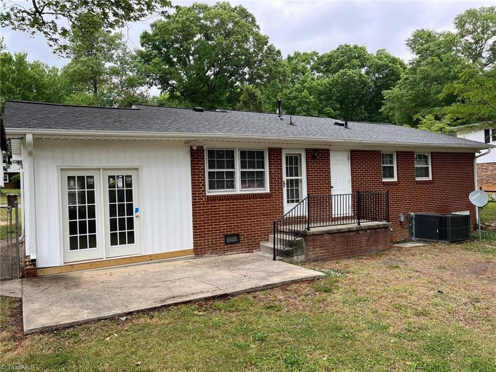 Stick/Site Built at 3911 Raintree Drive, Greensboro NC 27407, photo 2 of 10