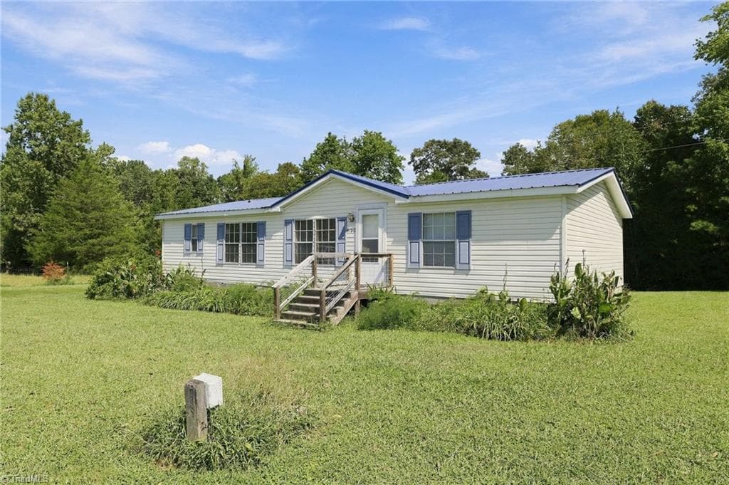 Manufactured Home at 4790 Waynick Meadow Road, Asheboro NC 27205, photo 13 of 50