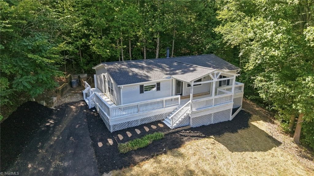 Manufactured Home at 1402 Good Hope Drive, Walnut Cove NC 27052, Walnut Cove, photo 4 of 28