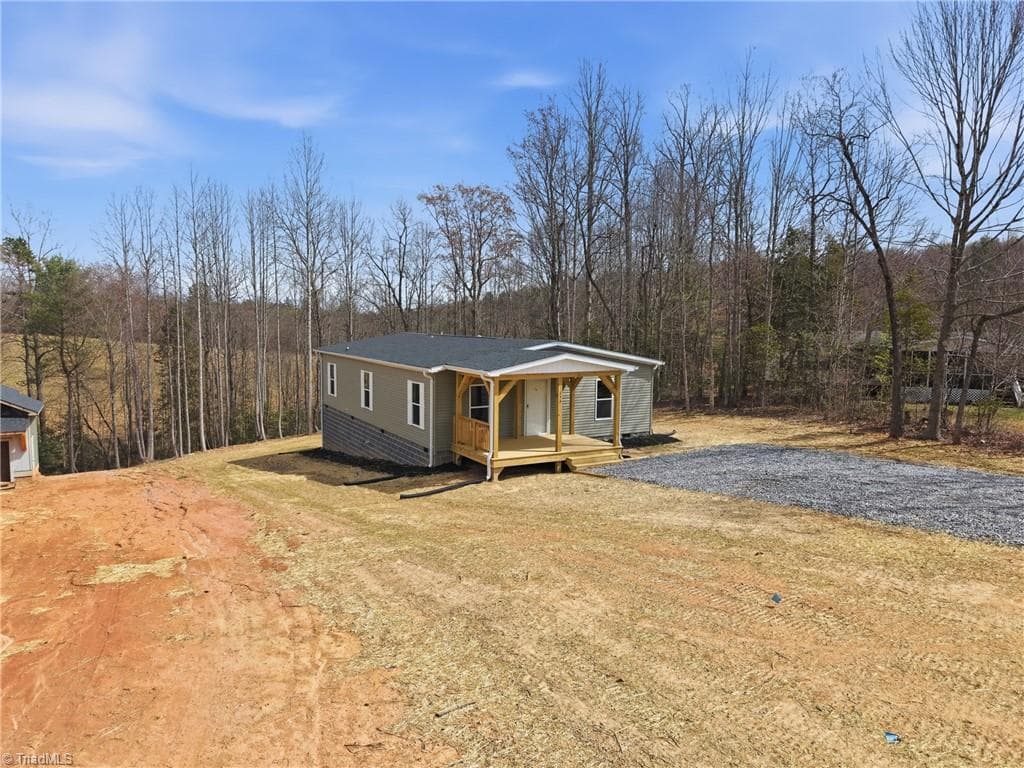 Manufactured Home at 253 Ridge Top Road, North Wilkesboro NC 28659, photo 2 of 39