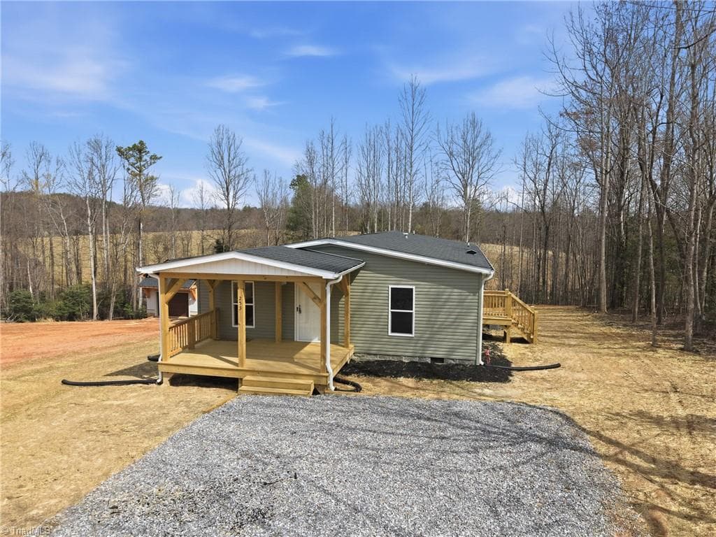 Manufactured Home at 253 Ridge Top Road, North Wilkesboro NC 28659, photo 3 of 39