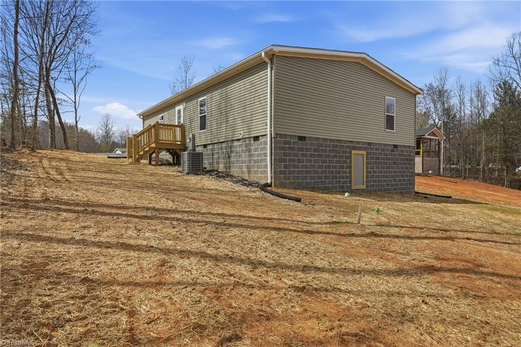 Manufactured Home at 253 Ridge Top Road, North Wilkesboro NC 28659, photo 8 of 39