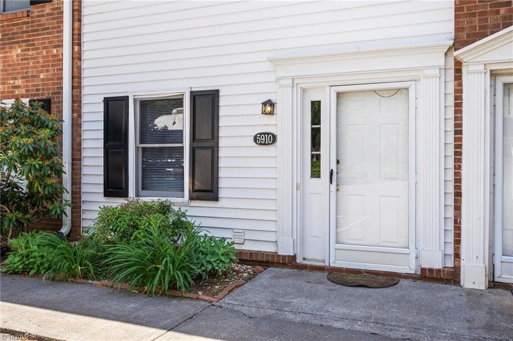 Stick/Site Built at 5910 King Charles Court, Clemmons NC 27012, photo 6 of 47