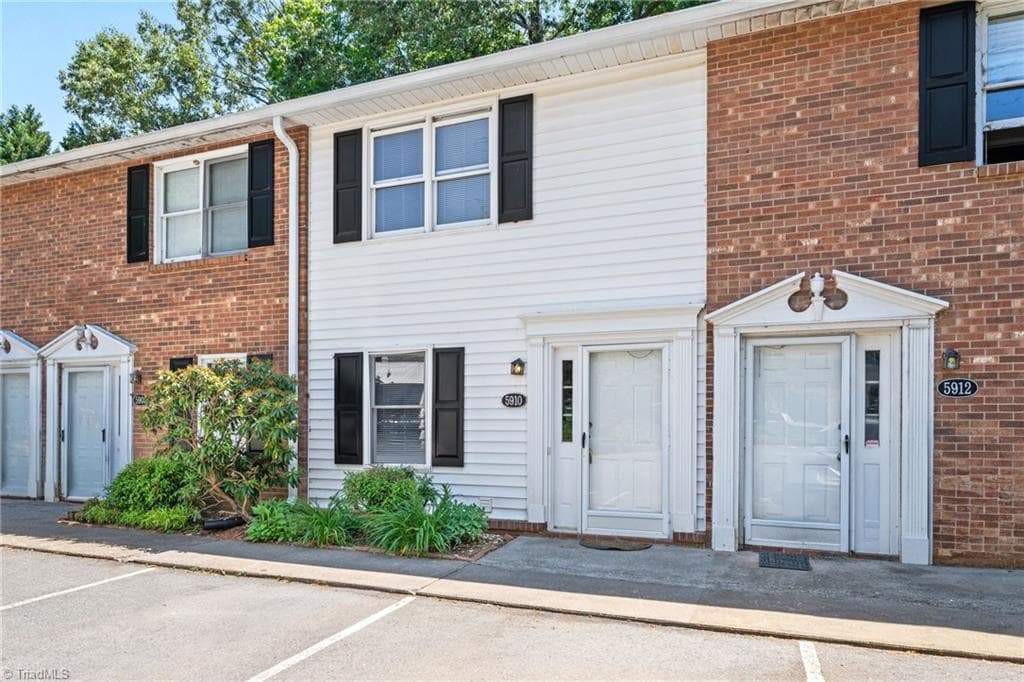 Stick/Site Built at 5910 King Charles Court, Clemmons NC 27012, photo 5 of 47