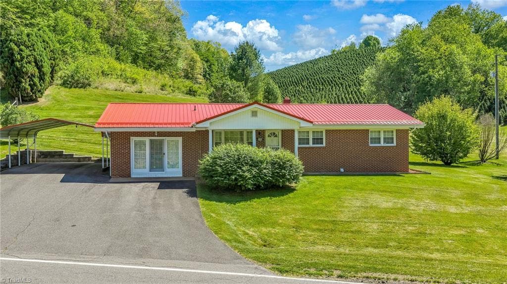 346 Piney Creek Road, Lansing NC 28643