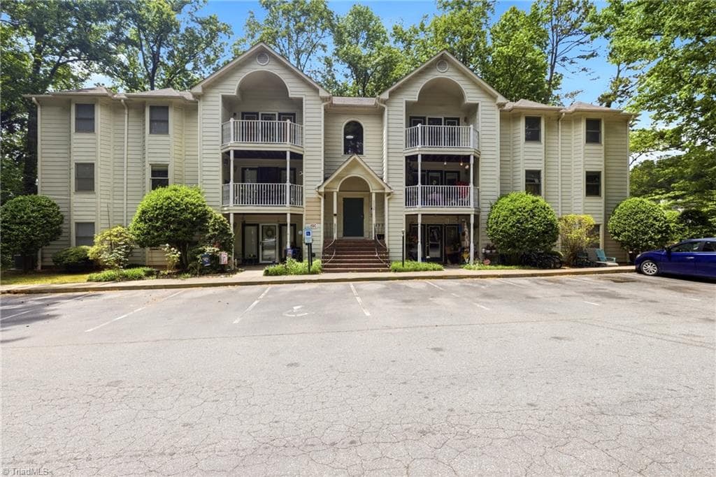 5934 W Friendly Avenue # J, Greensboro NC 27410