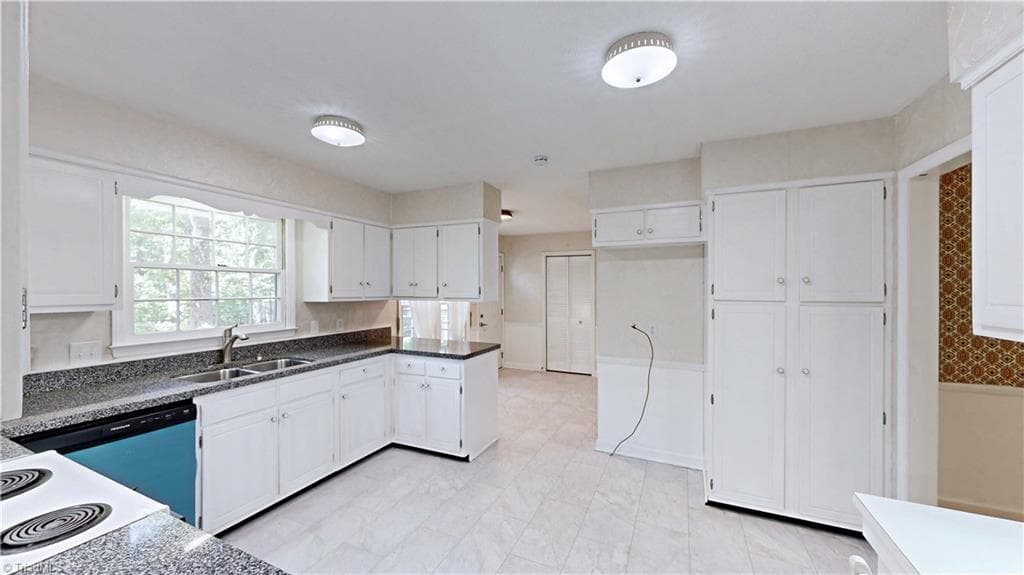 Stick/Site Built at 1711 Scarborough Road, High Point NC 27265, photo 10 of 33