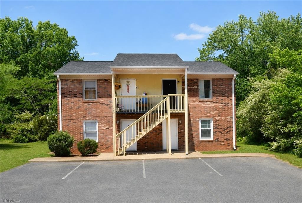 Apartment at 1963, 1971, 1977 Lakeview Road, Asheboro NC 27203, photo 2 of 8