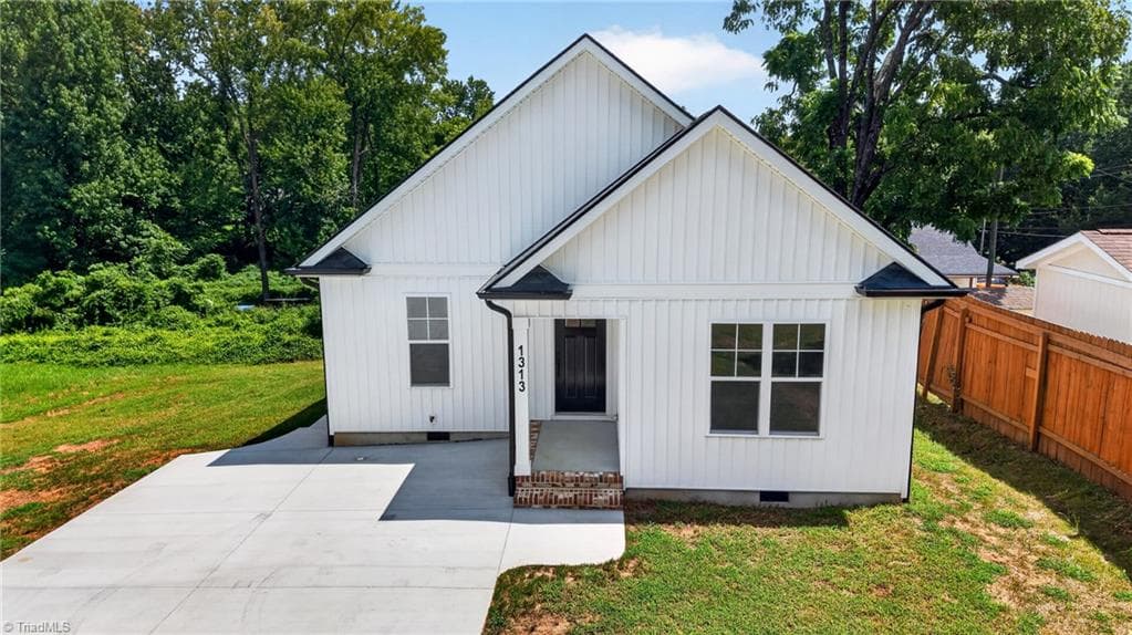 Stick/Site Built at 1313 Kearns Alley, High Point NC 27260, photo 3 of 42