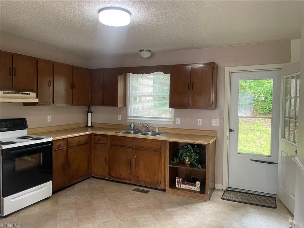 Stick/Site Built at 411 Kern Street, Thomasville NC 27360, photo 10 of 18