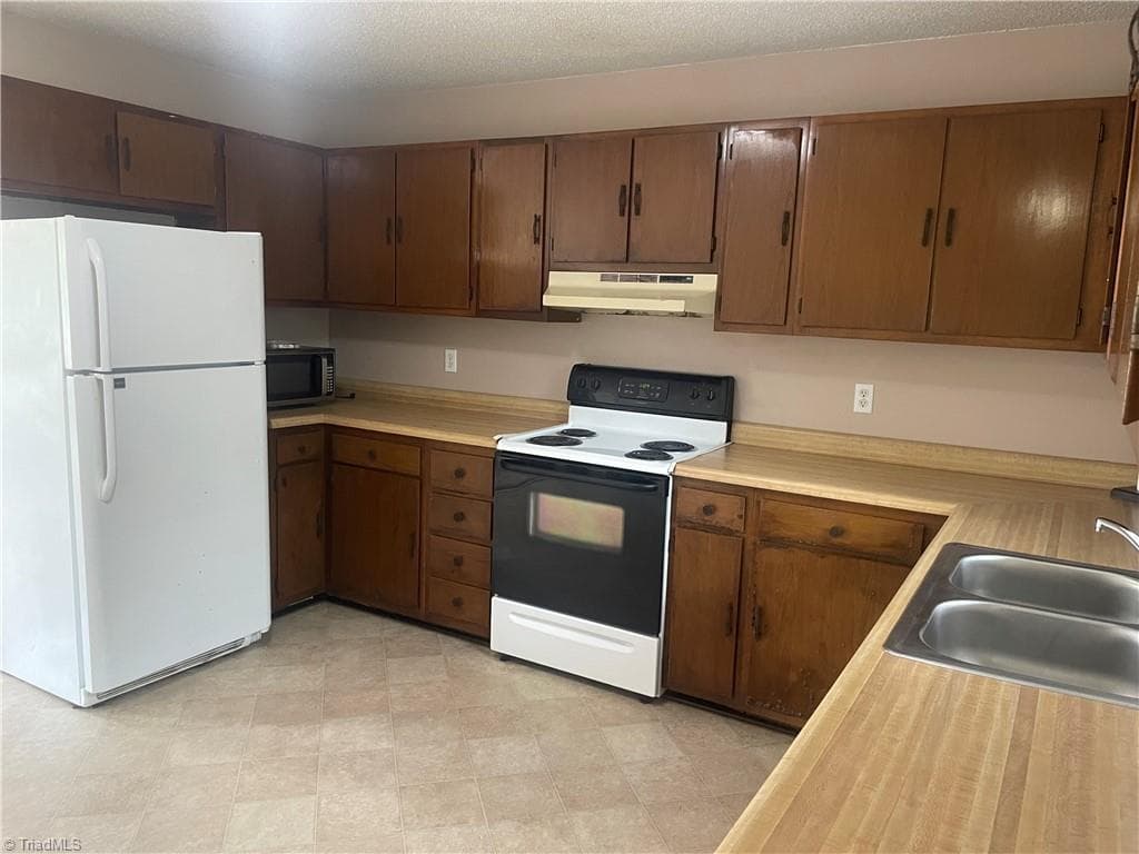 Stick/Site Built at 411 Kern Street, Thomasville NC 27360, photo 11 of 18