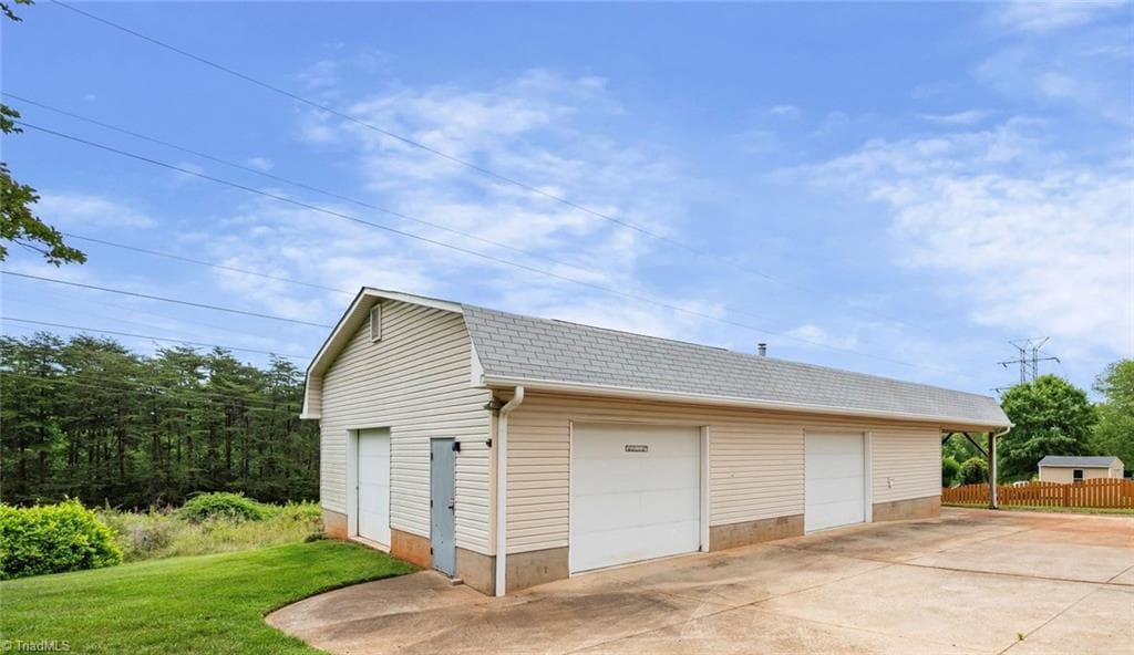 Stick/Site Built at 243 Farmingdale Avenue, Winston-Salem NC 27107, Winston-Salem, photo 3 of 49