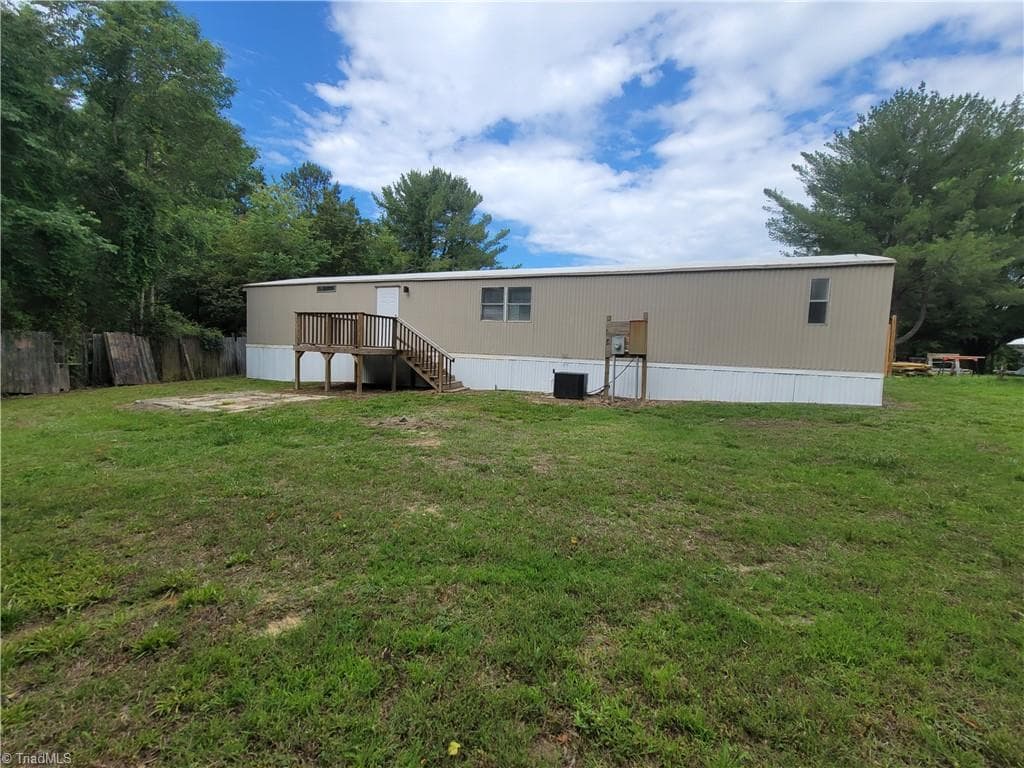 Manufactured Home at 157 College Village Drive, Eden NC 27288, photo 28 of 29