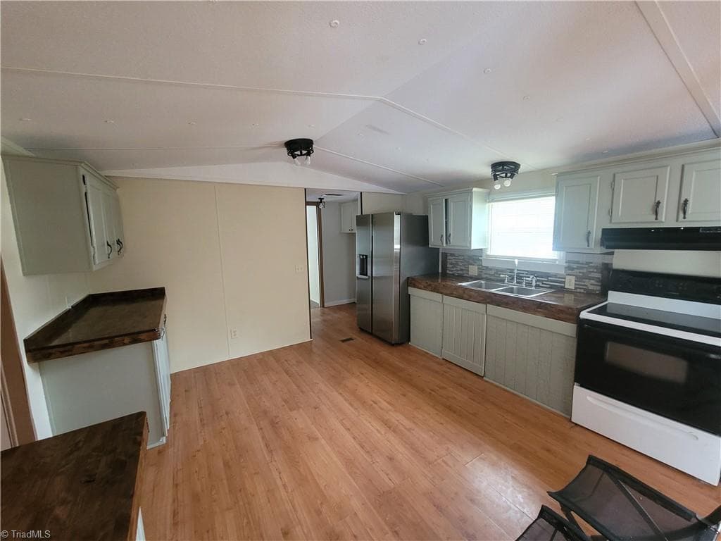 Manufactured Home at 157 College Village Drive, Eden NC 27288, photo 10 of 29