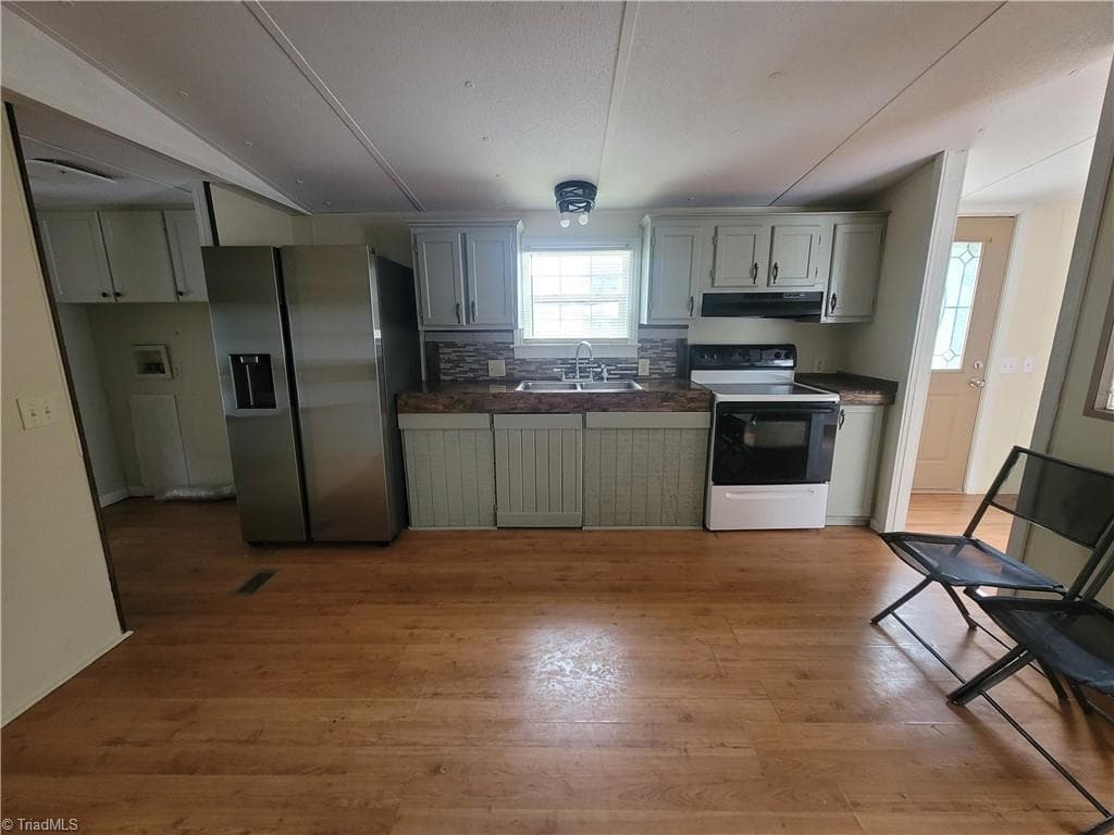 Manufactured Home at 157 College Village Drive, Eden NC 27288, photo 8 of 29